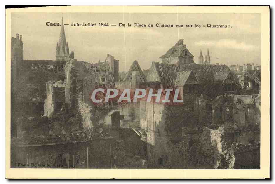 CPA Caen Juin Juillet 1944 De la Place du Chateau vue sur les Quatrans Militaria