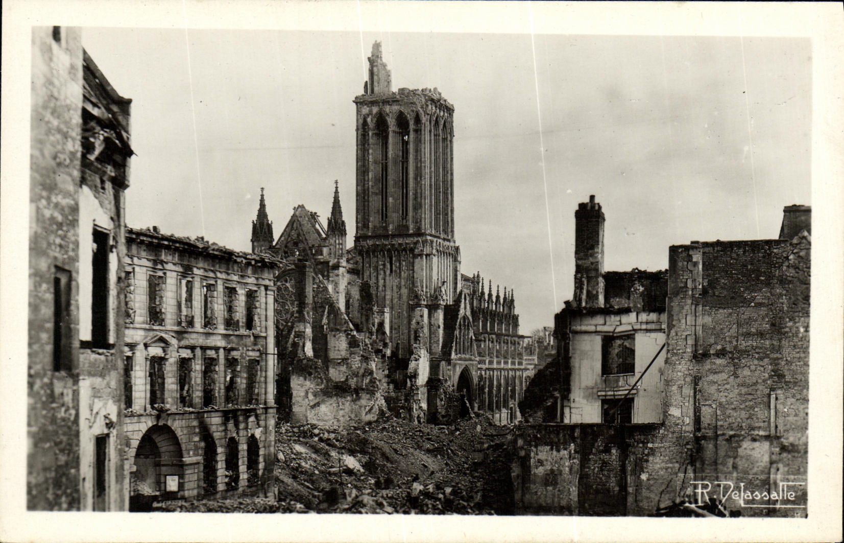 CPA Caen La Banque du Credit Industriel de Normandie et l Eglise Saint Pierre Militaria