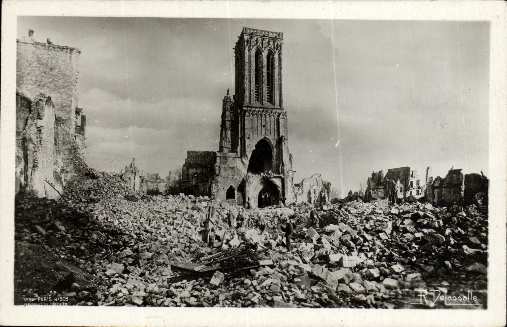 Église Saint-Jean à Caen — ruines après les bombardements — Photo R. Delassalle, Visa Paris n°303
