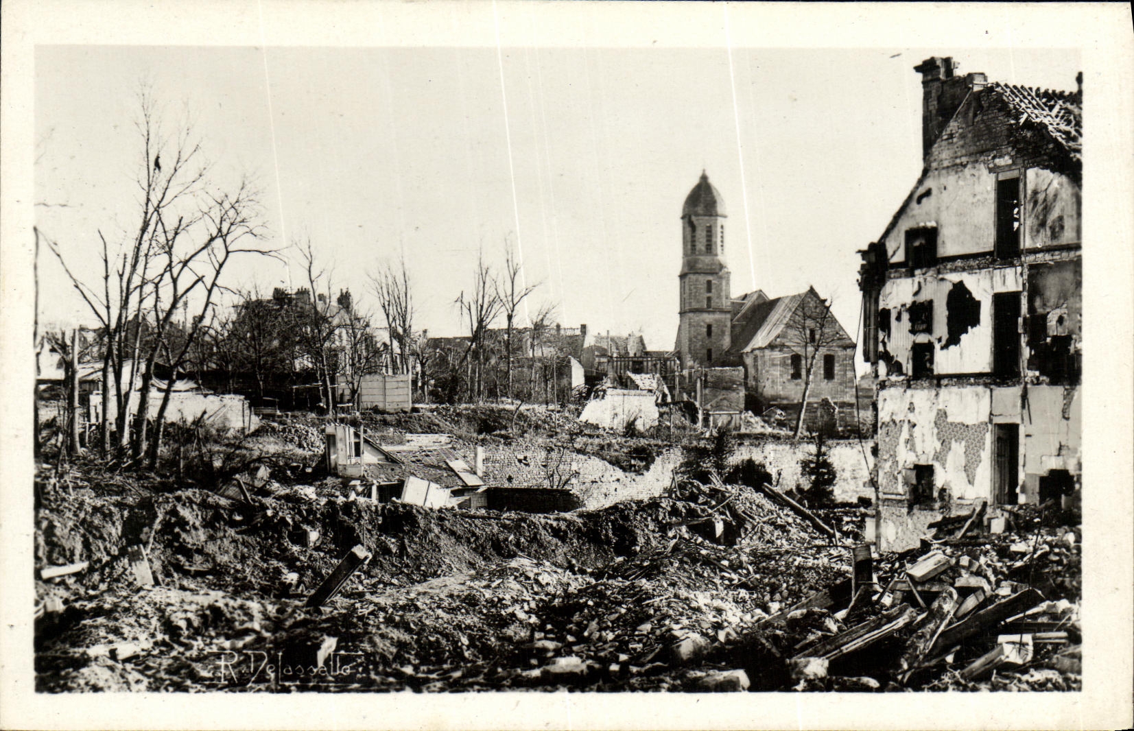 L'Église du Sépulchre — domine les ruines du Vaugueux — Photo R. Delassalle, Caen