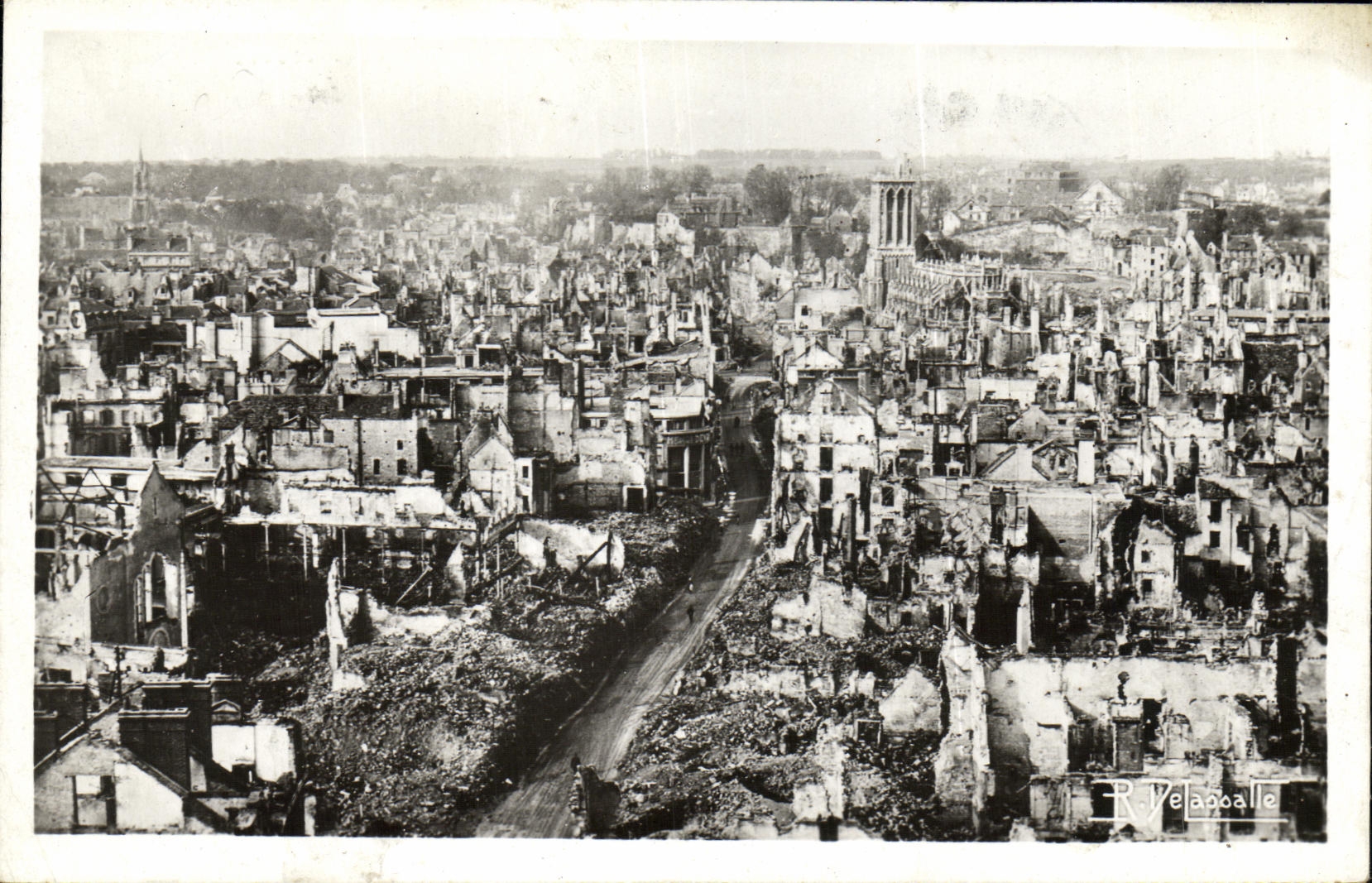 Ville de Caen détruite — vue aérienne — Photo R. Velapoaalle