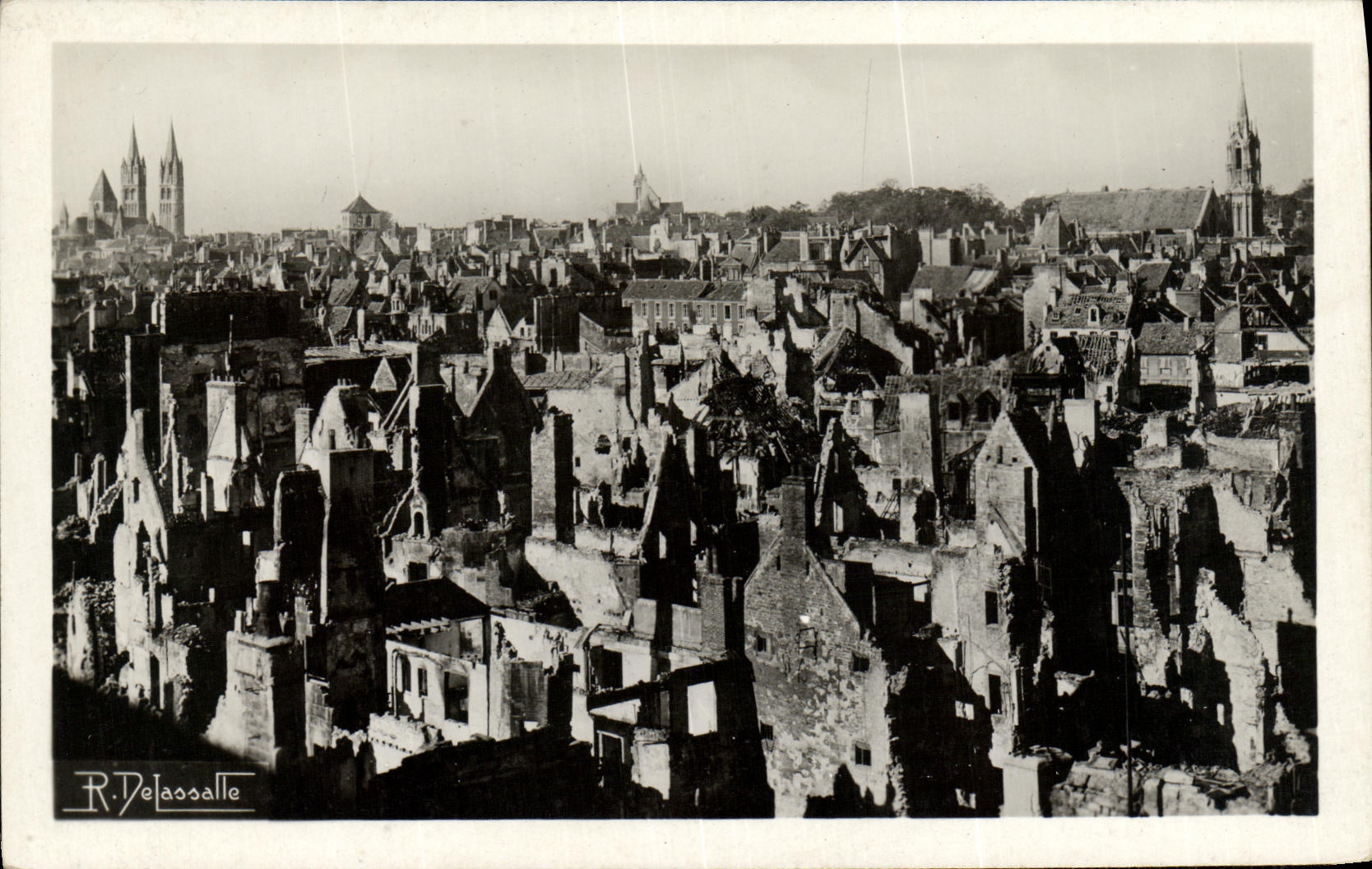 CPA Caen Juin Juillet 1944 Militaria Ensemble sur le quartier Saint Sauveur