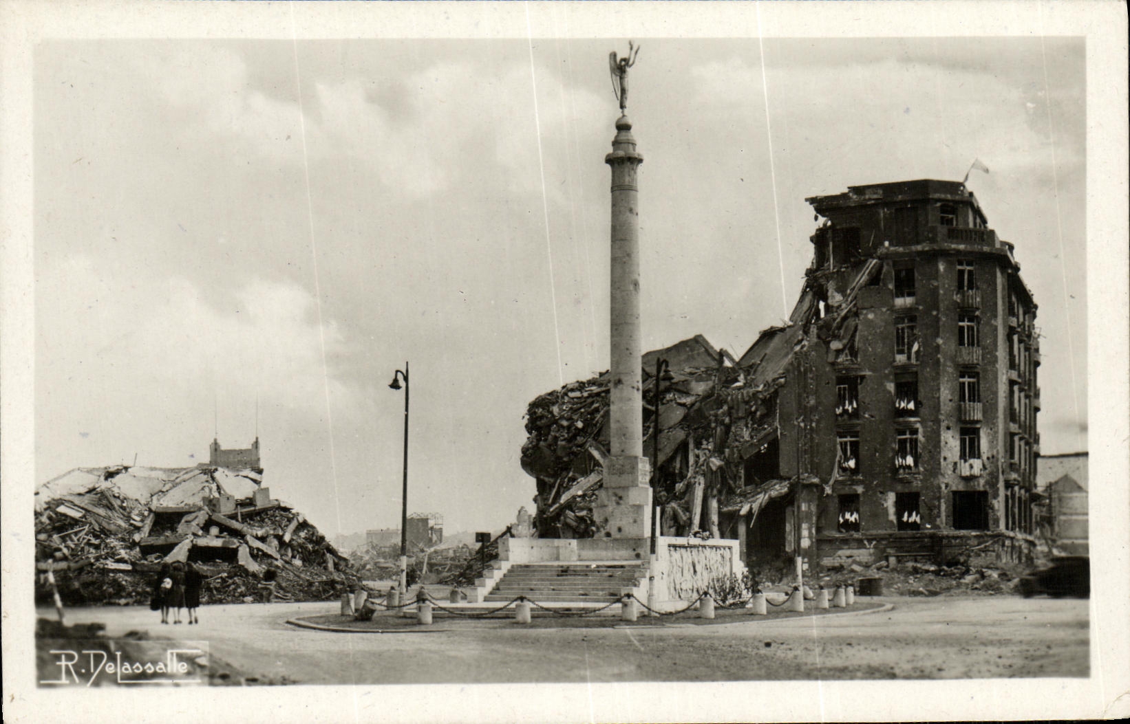Caen — Place Foch — Monument aux Morts au milieu des ruines — Photo Delassalle