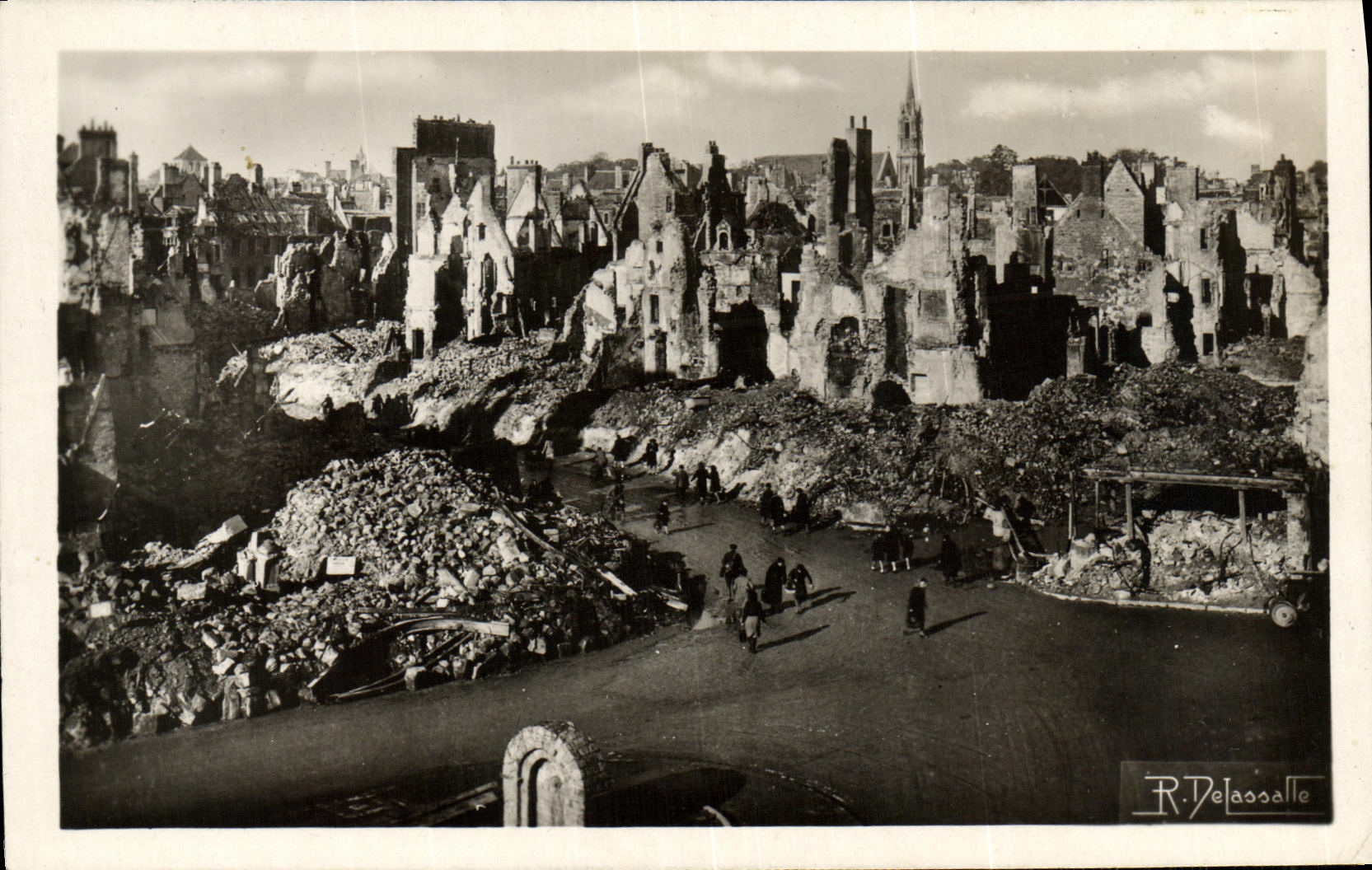 CPA Caen Juin Juillet 1944 Militaria Place Saint Pierre Ensemble vers Rue Saint Pierre