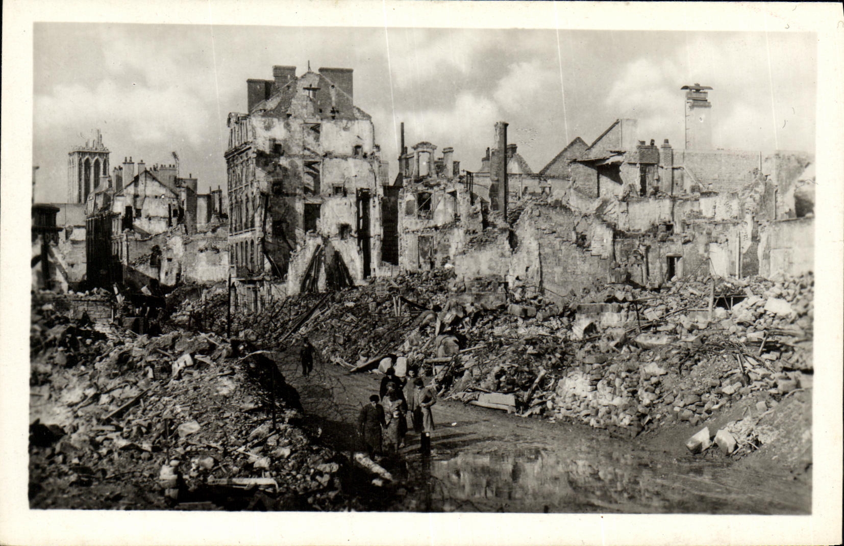 CPA Caen Juin Juillet 1944 Militaria Place Saint Jean Les abords de l Hotel d Angleterre