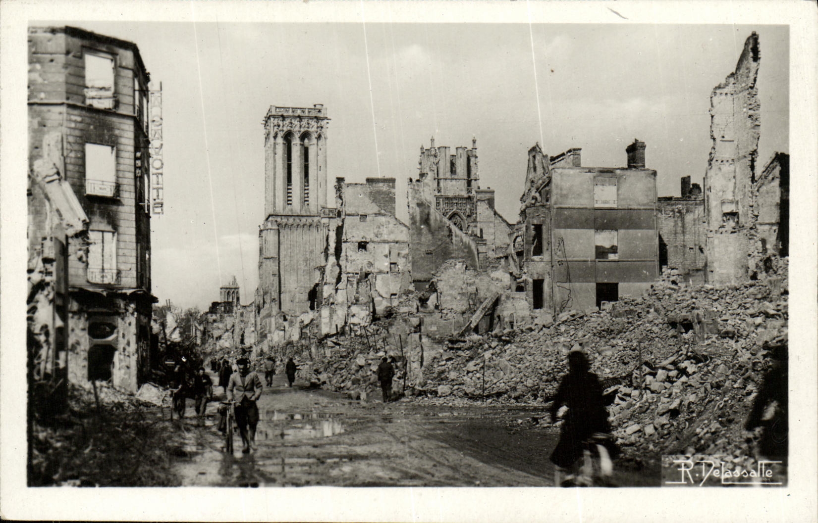 Rue Saint-Jean à Caen — Ruines après la guerre — Photo R. Delassalle