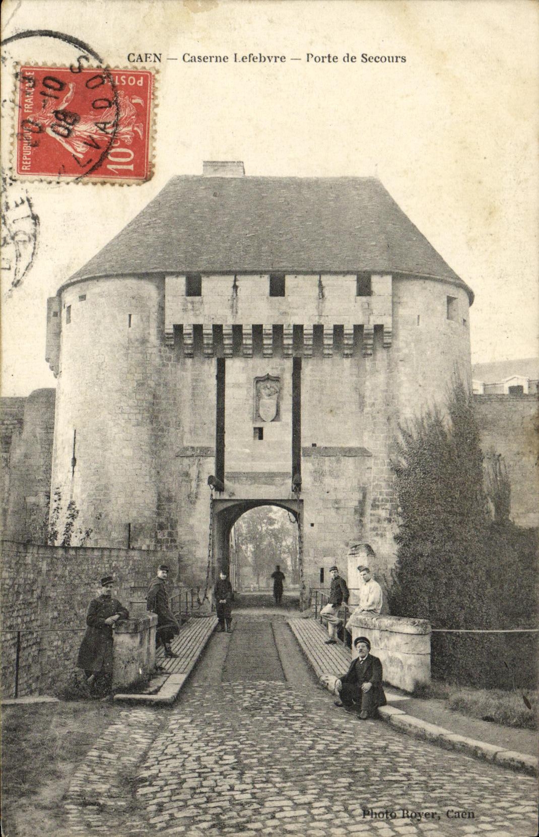 CPA Caen Caserne Lefebvre Porte de Secours Soldats