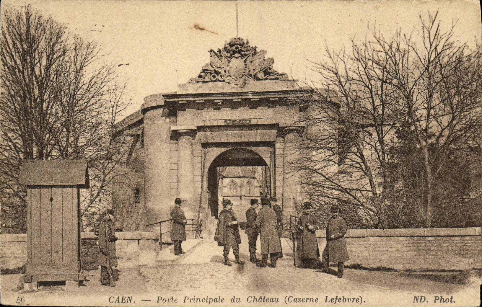 CPA Caen Porte Principlae du Chateau Caserne Lefebvre Militaria