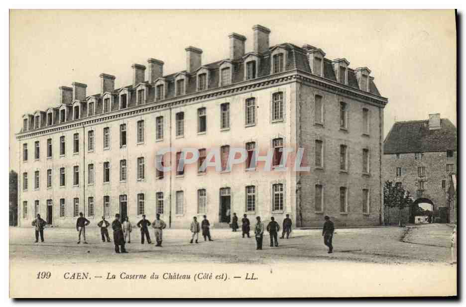 CPA Caen La Caserne du Chateau Militaria
