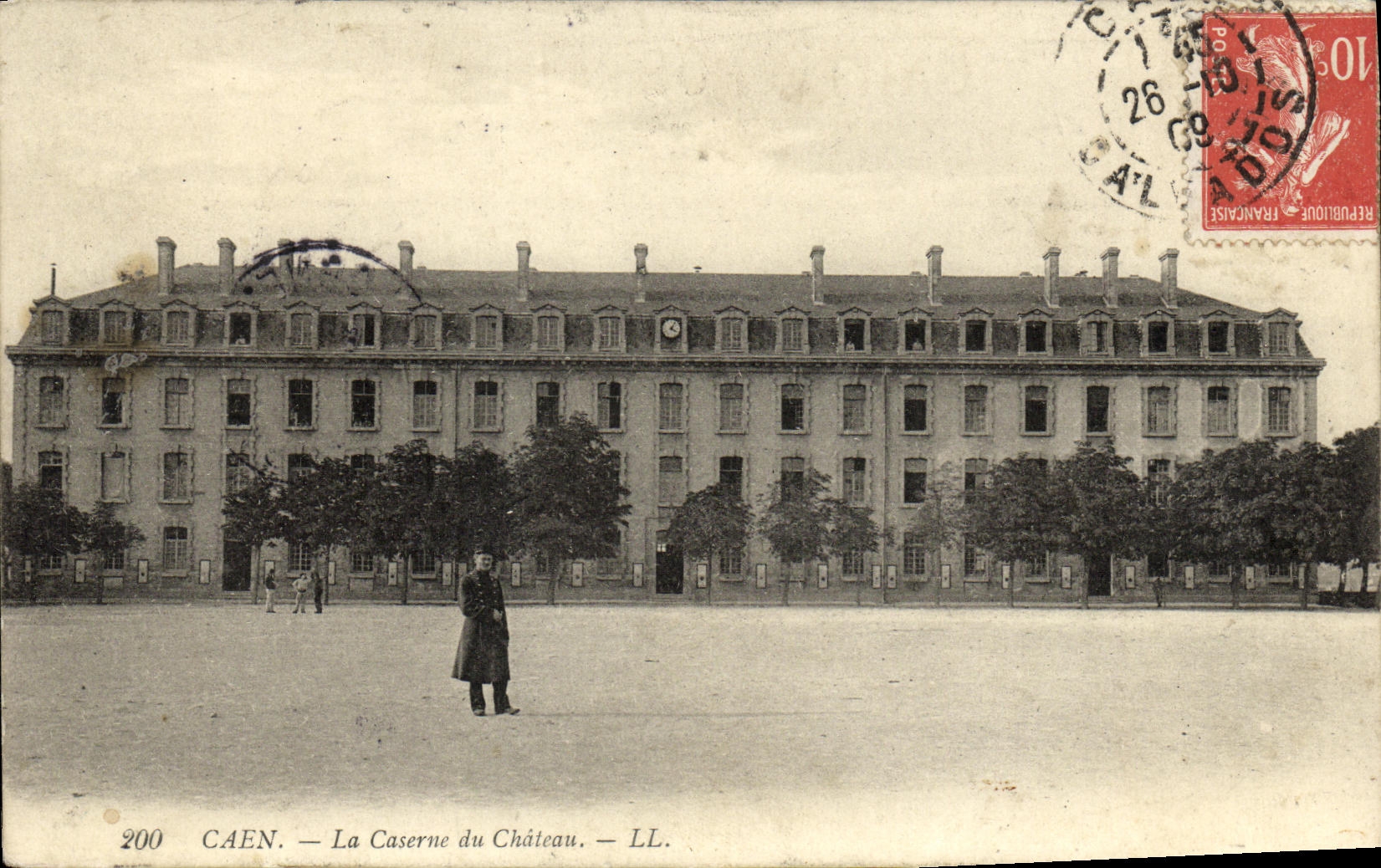 CPA Caen La Caserne du Chateau Militaria
