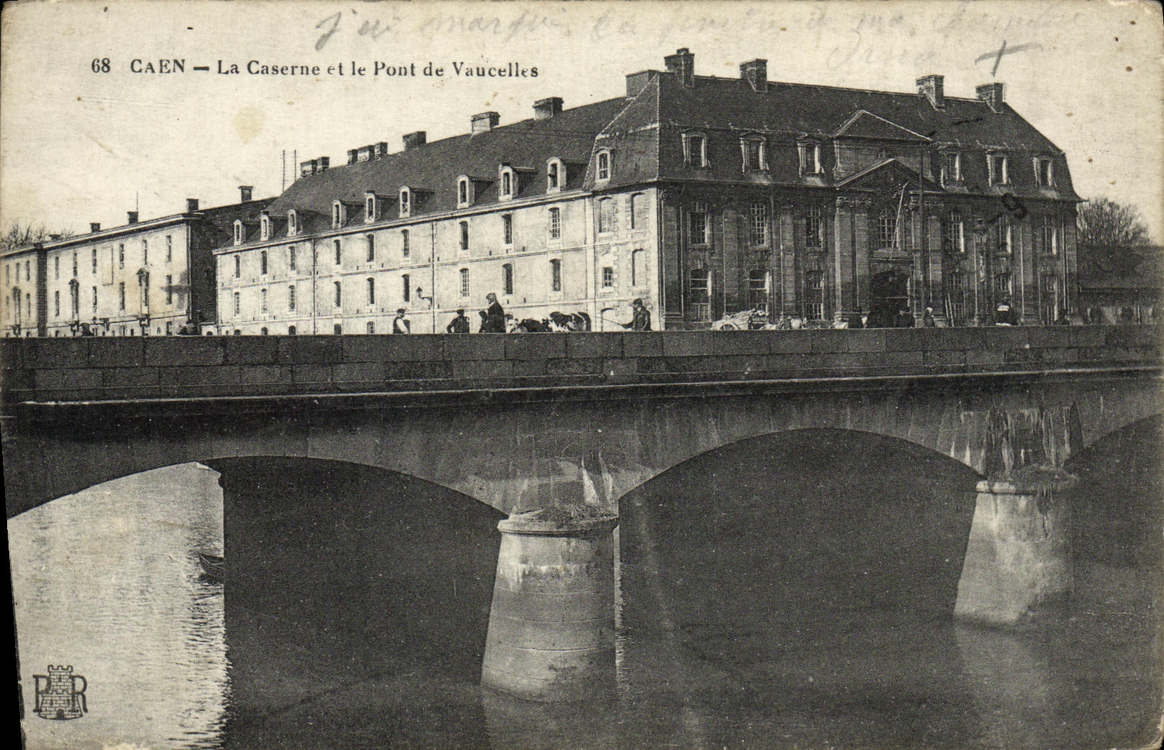 CPA Caen La Caserne et le Pont de Vaucelles Militaria