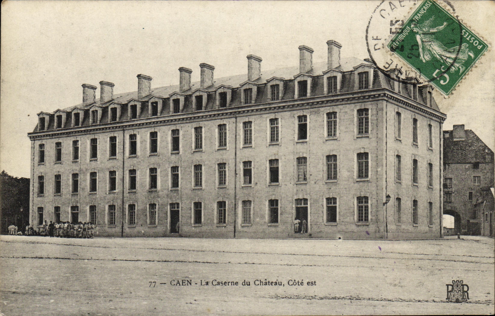 CPA Caen La Caserne du Chateau Cote est Militaria