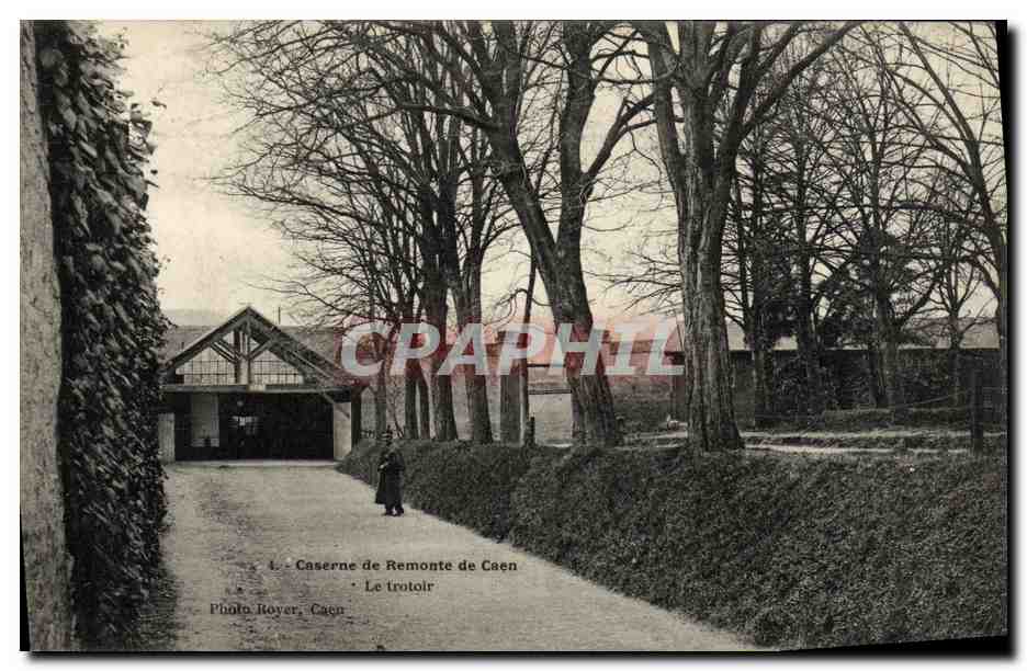 CPA Caserne de Remonte de Caen Le trotoir Militaria