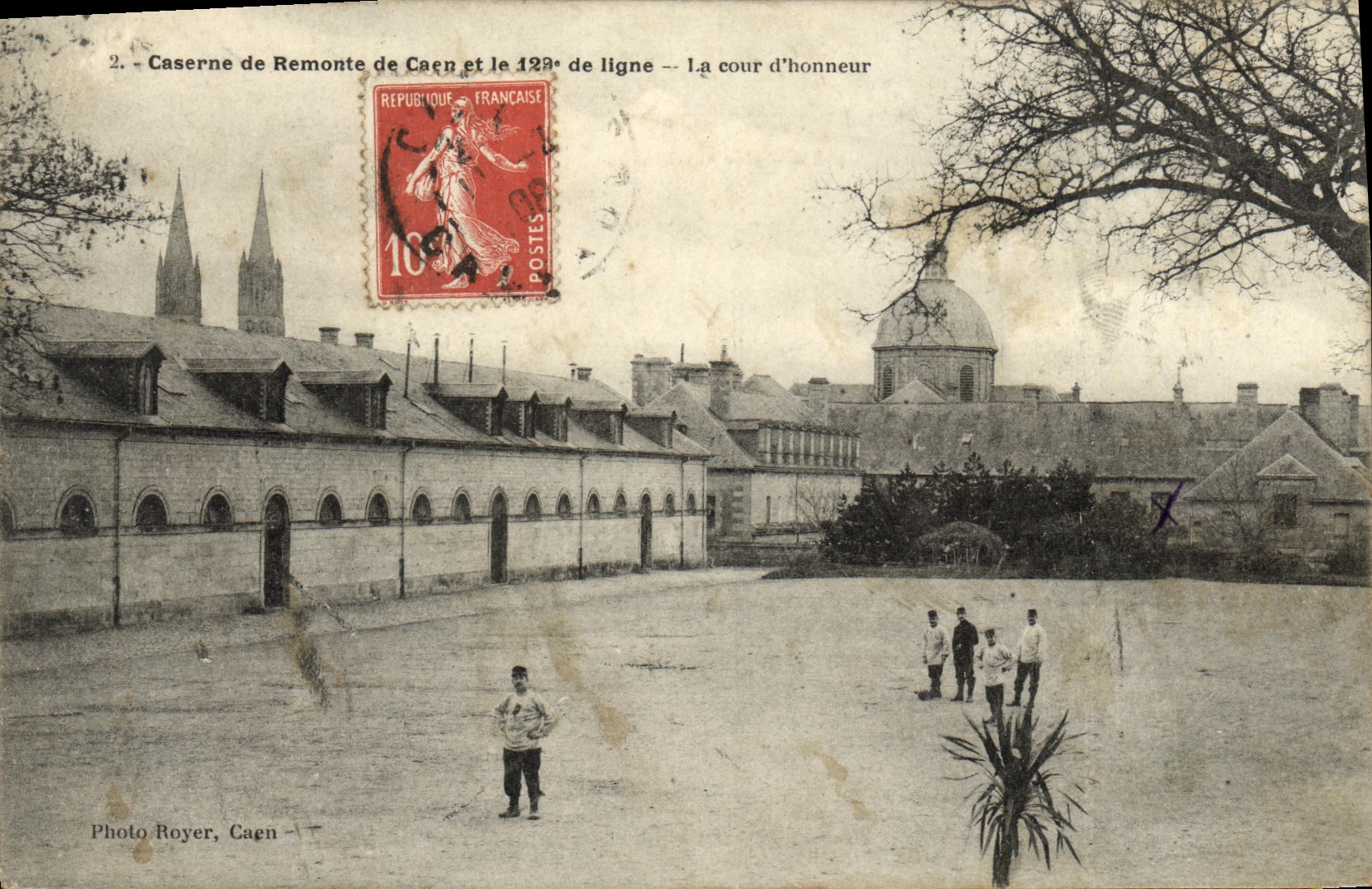 Caserne de Remonte de Caen et le 128e de ligne — La cour d'honneur — Photo Royer, Caen