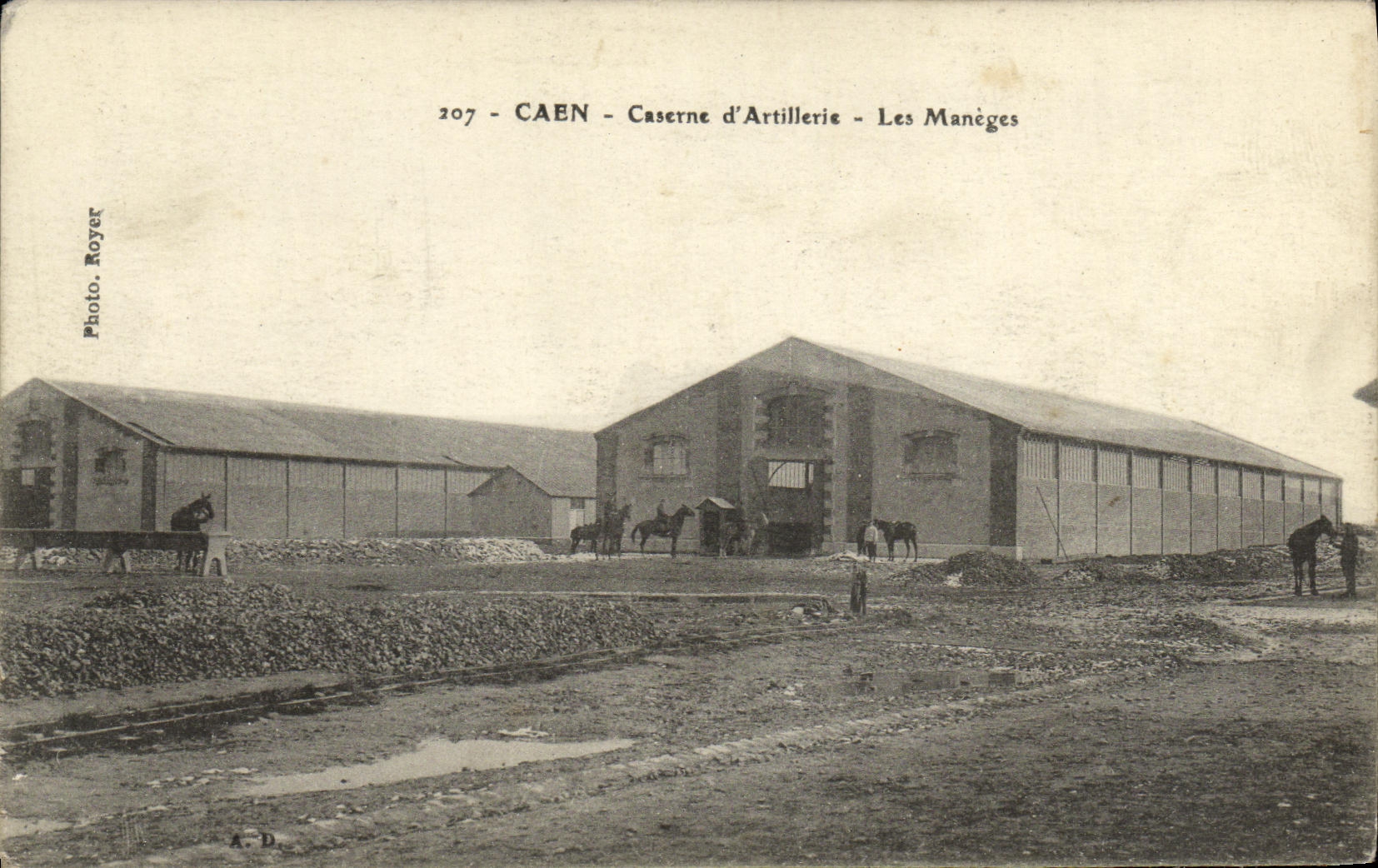CAEN - Caserne d'Artillerie - Les Manèges — Photo Royer, n°207