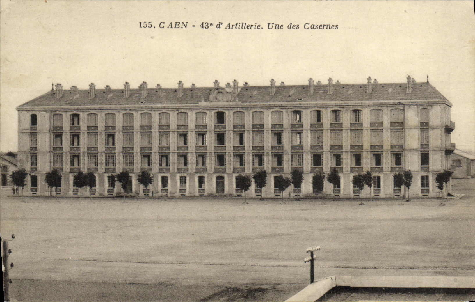 Caen - 43e d'Artillerie. Une des Casernes — Éditeur : Carte Postale