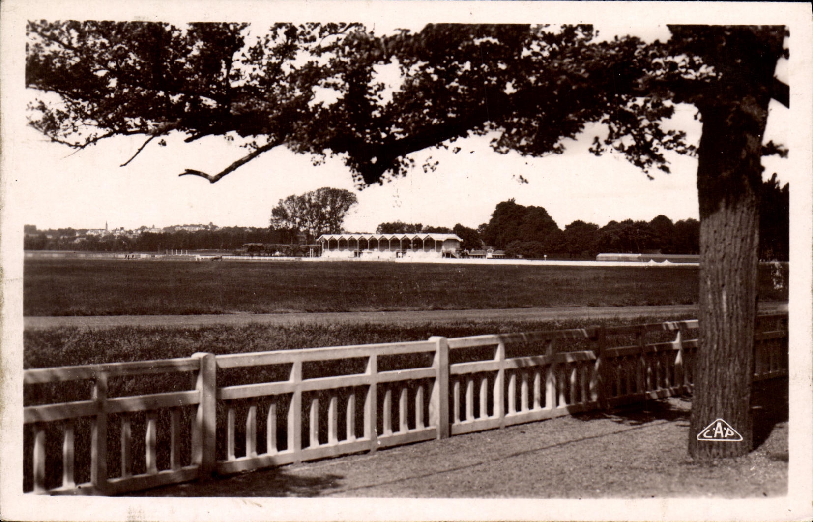 Champ de Courses de Caen — vue depuis un parc — éditeur A. P. Strasbourg, n°7