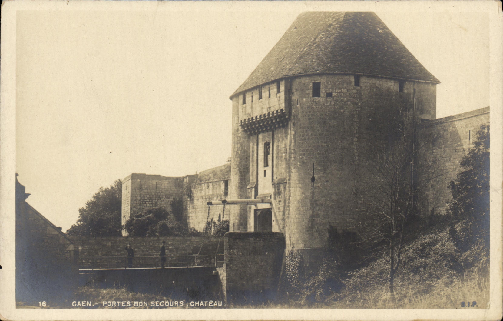 CPA Caen Portes Bon Secours Chateau