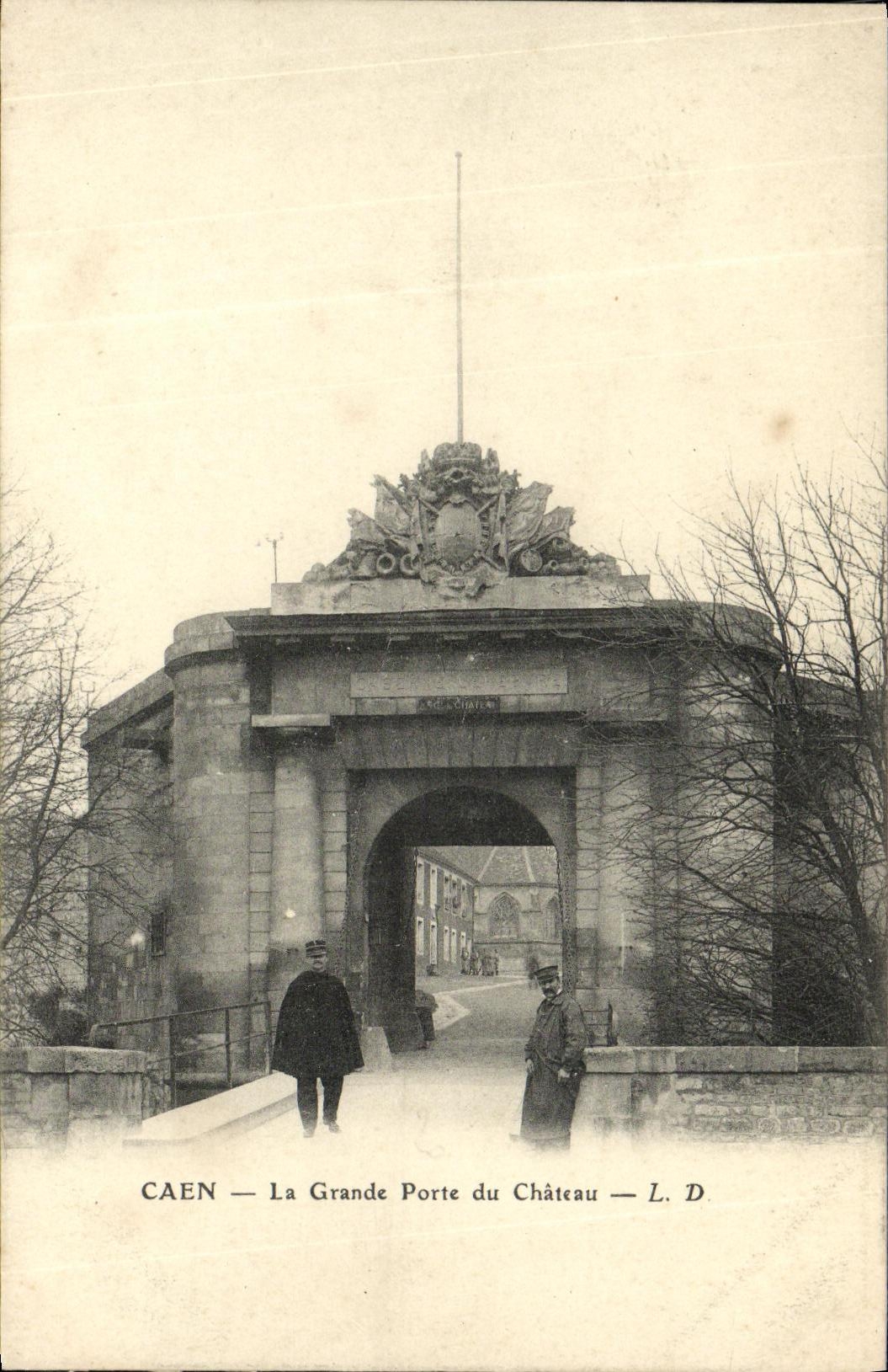 CPA Caen La Grande porte du Chateau Soldats Militaria