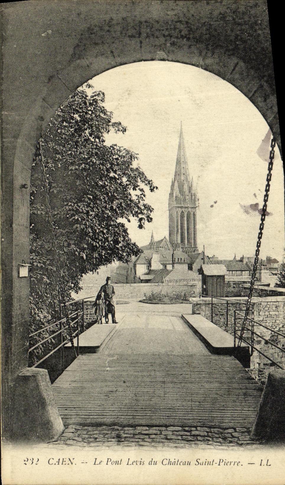 CPA Caen Le Pont Levis du Chateau Saint Pierre