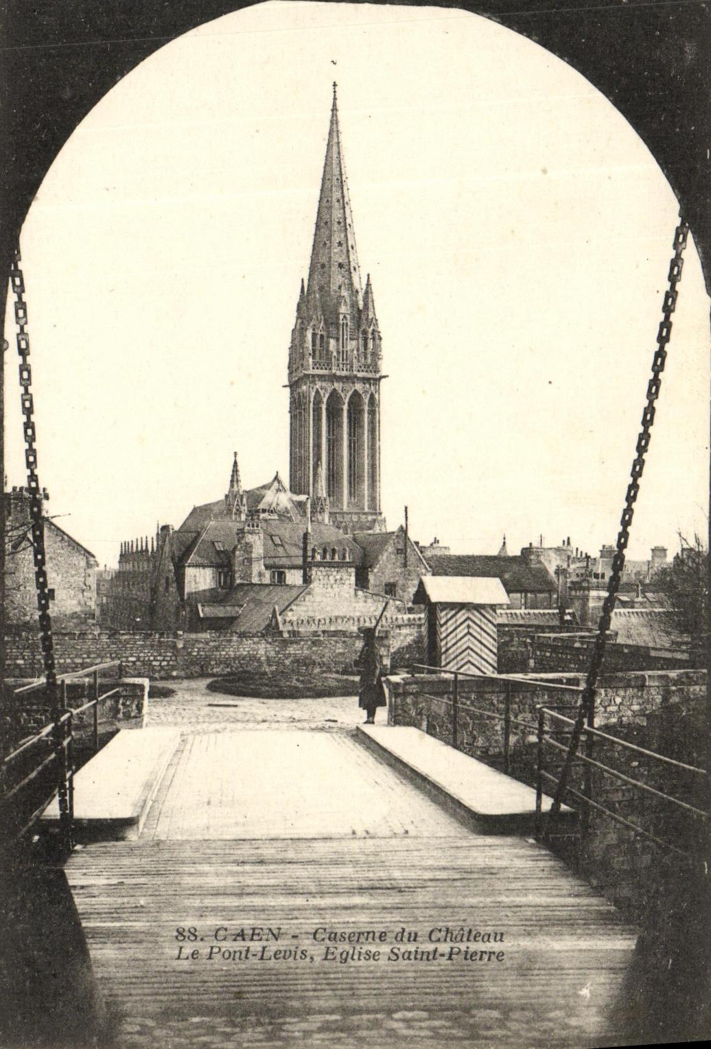 CPA Caen Caserne du Chateau Le Pont Levis Eglise Saint Pierre