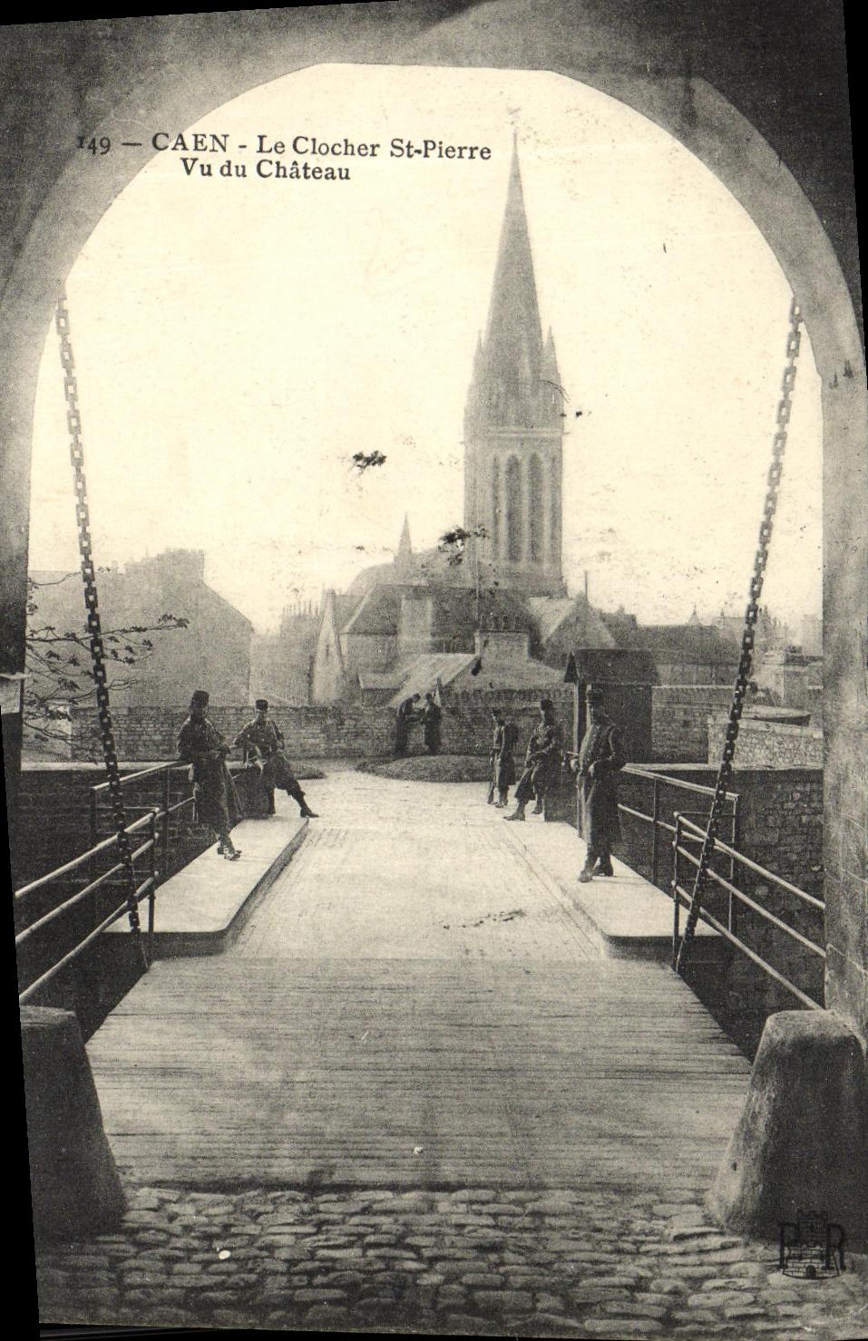 CAEN - Blick auf den Turm von St-Pierre vom Schloss aus — Verlag: P. R. n° 149
