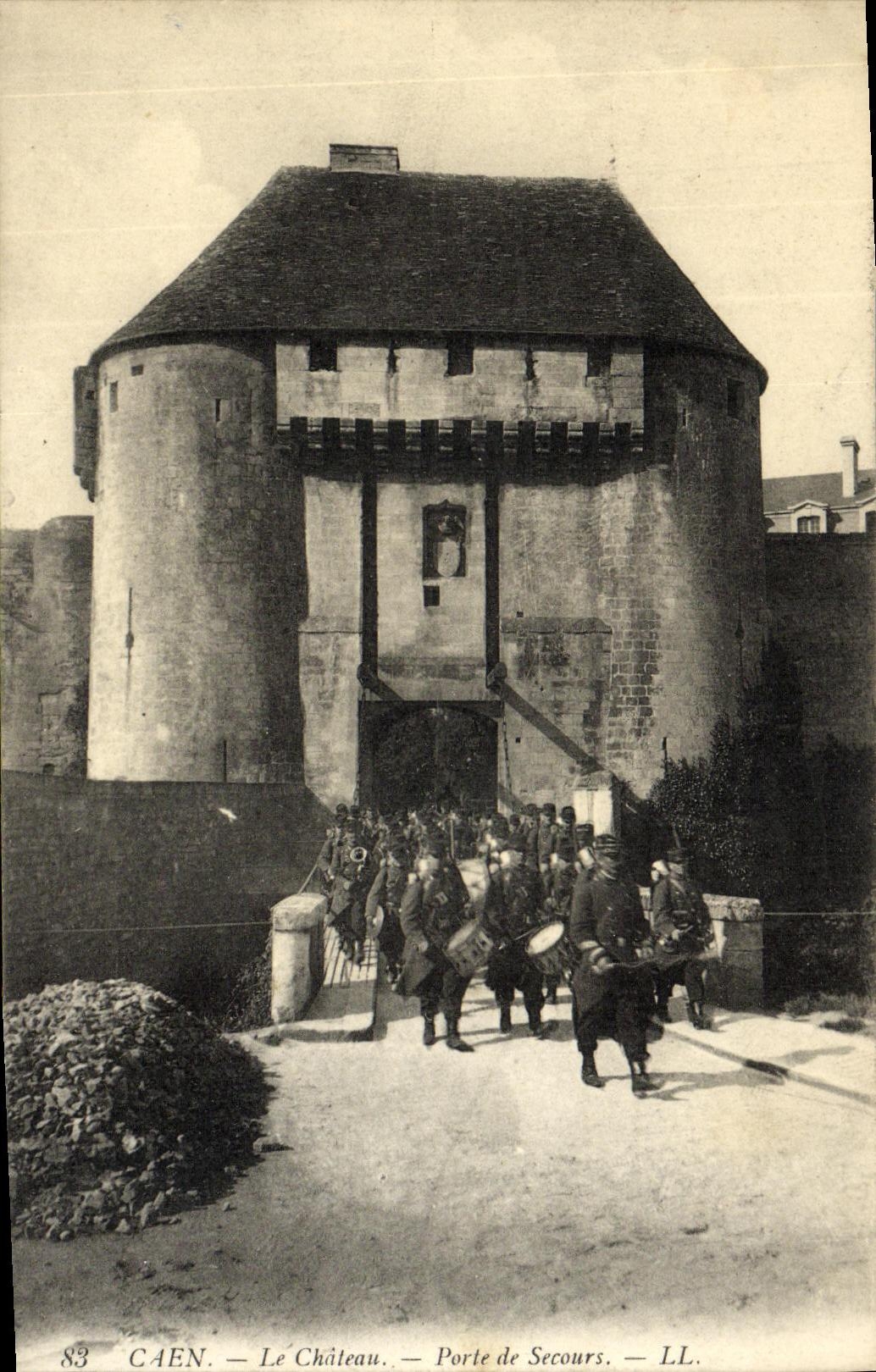 CPA Caen Le Chateau Porte de Secours Militaria Soldats