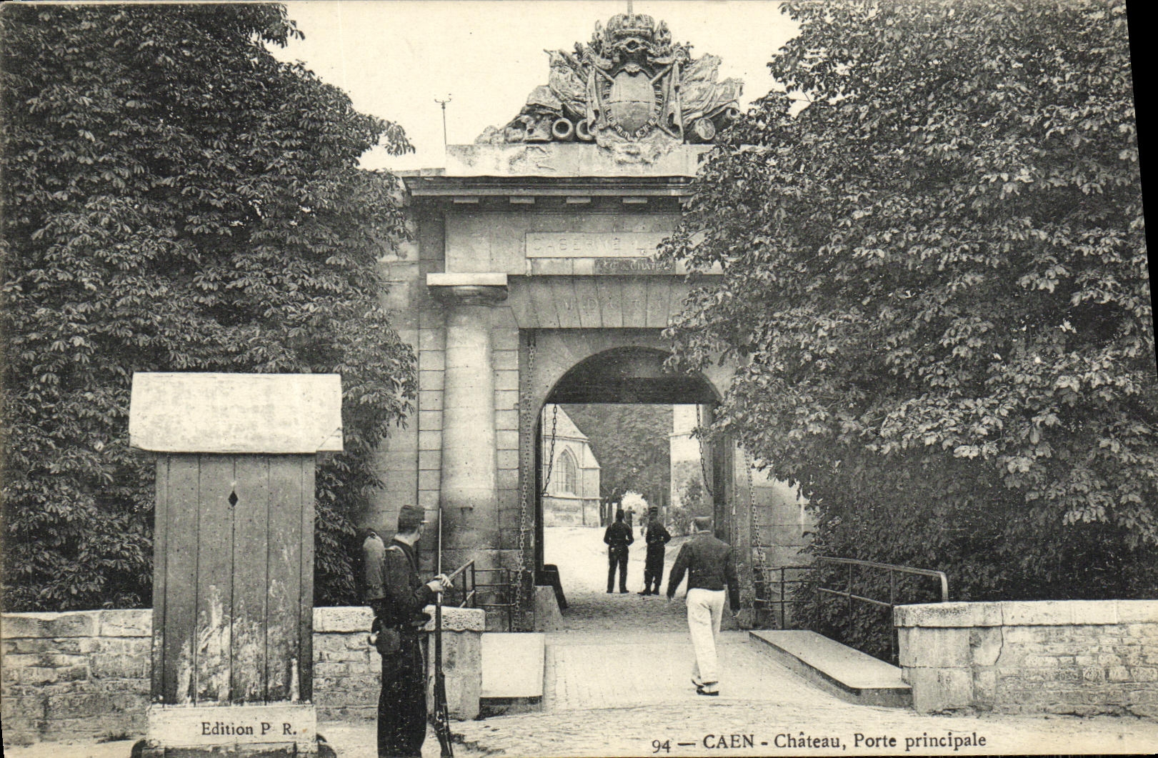CPA Caen Chateau Porte principale Militaria Soldats