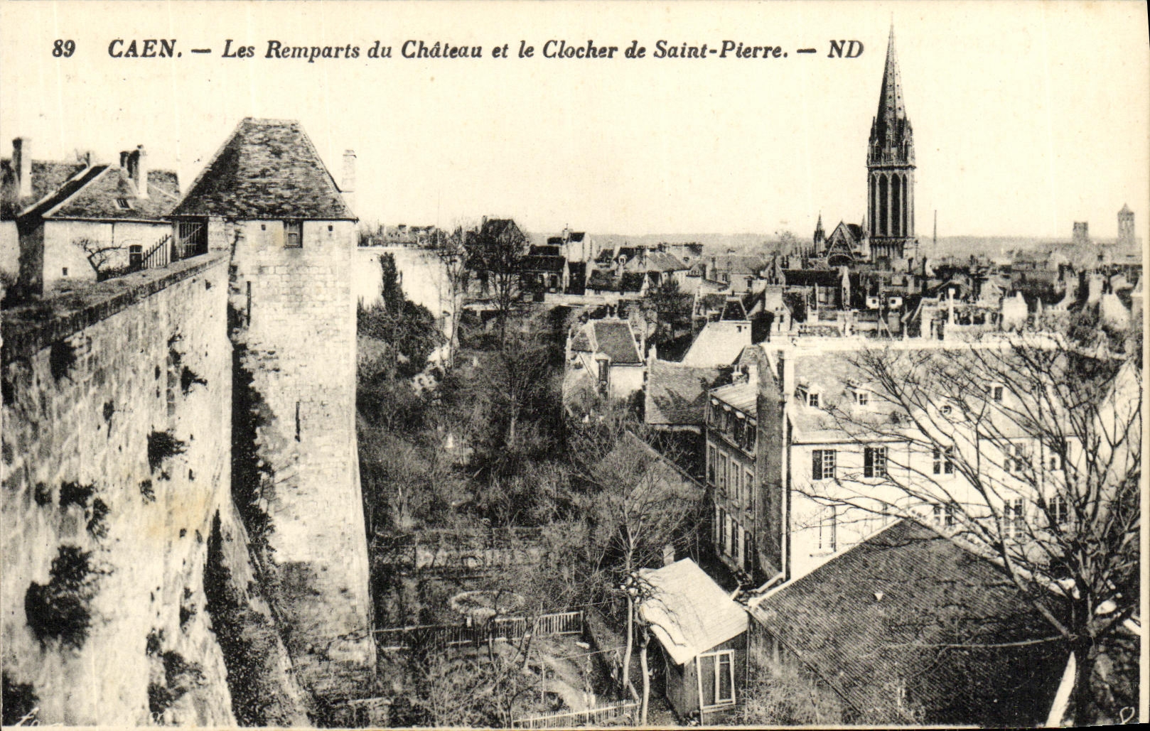 Caen — Les Remparts du Château et le Clocher de Saint-Pierre — ND