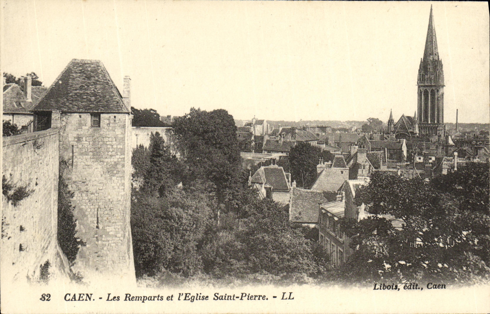 CPA Caen Les Remparts et L Eglise Saint Pierre