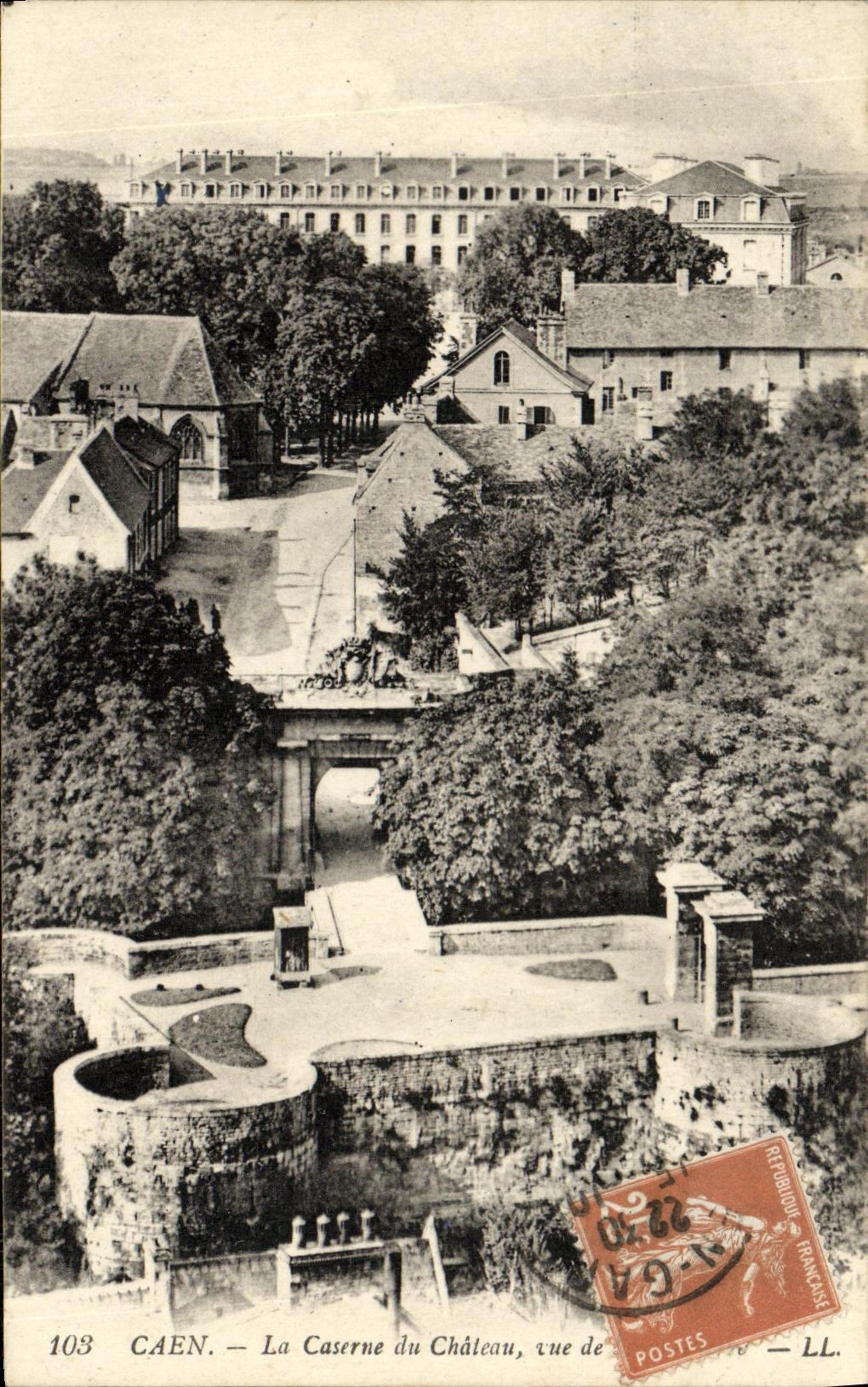 CPA Caen La Caserne du Chateau vu de
