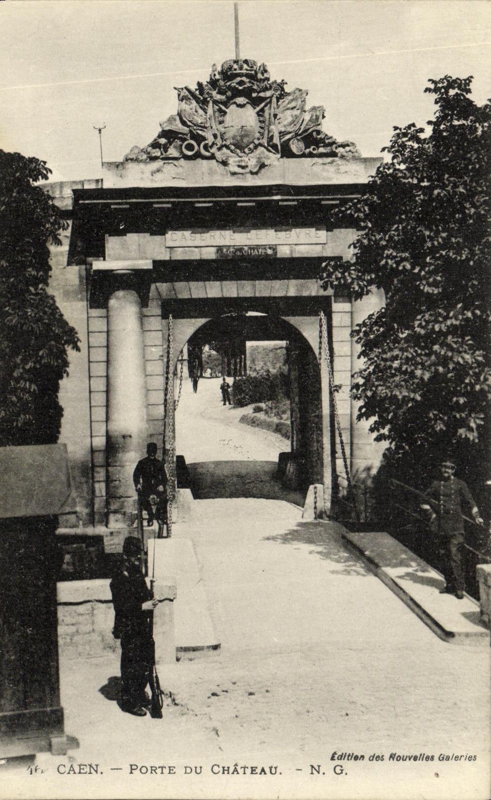 CPA Caen Porte du Chateau Militaria Soldats