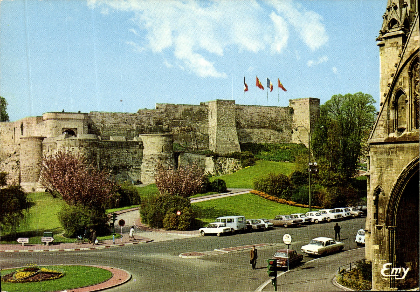 CPM Caen Les remparts du Chateau a droite