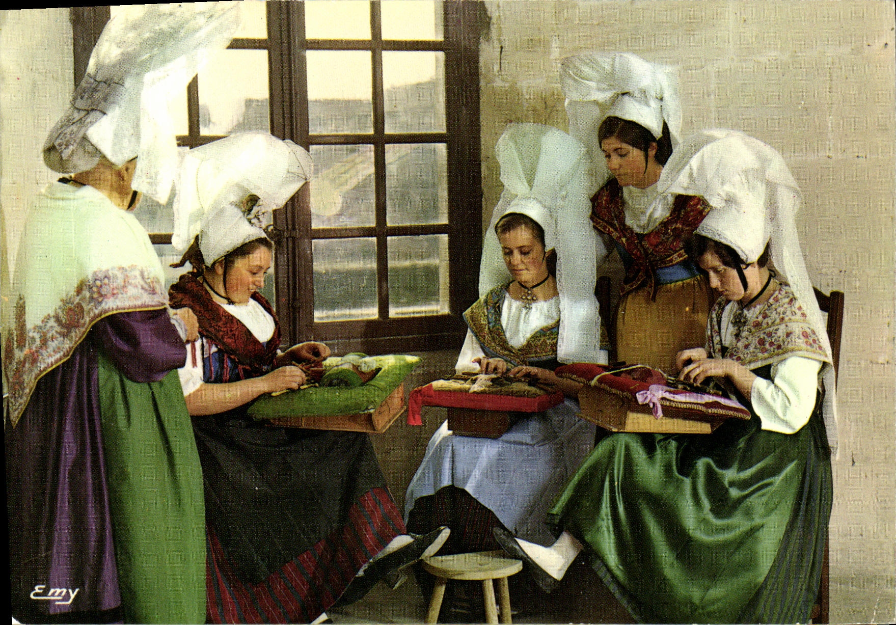 CPM La Normandie Pittoresque Groupe Blaudes et Coiffes de Caen Les dentellieres Folklore