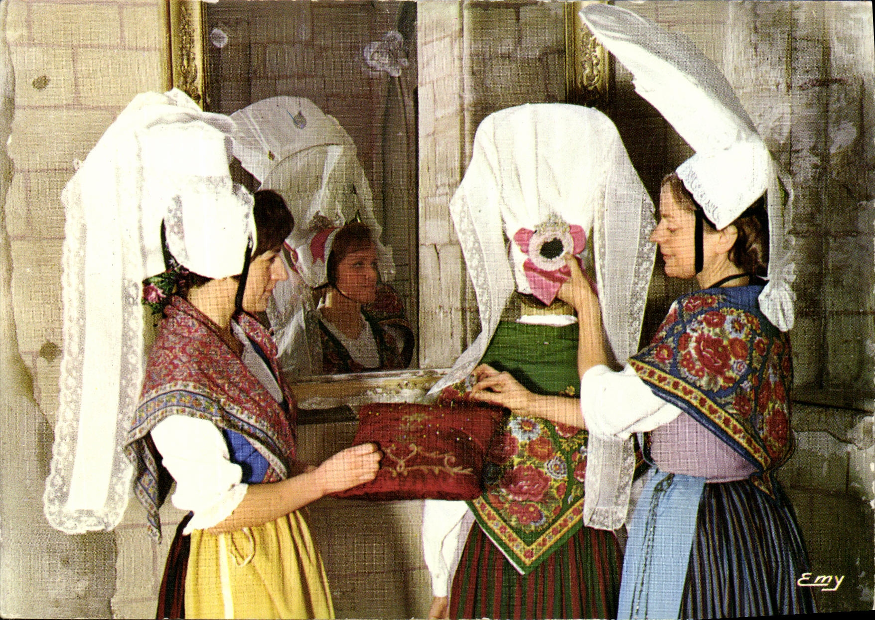 CPM La Normandie Pittoresque Groupe Blaudes et Coiffes de Caen Folklore