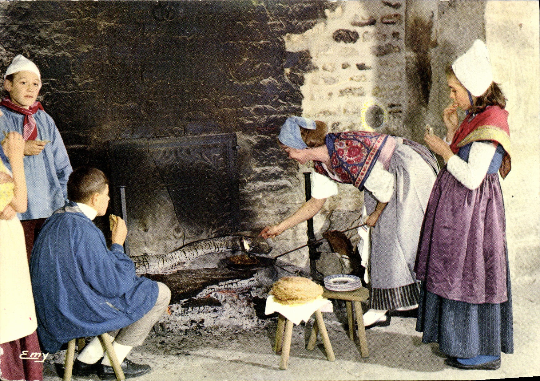 CPM La Normandie Pittoresque Groupe Blaudes et Coiffes de Caen En tournant la galette Folklore