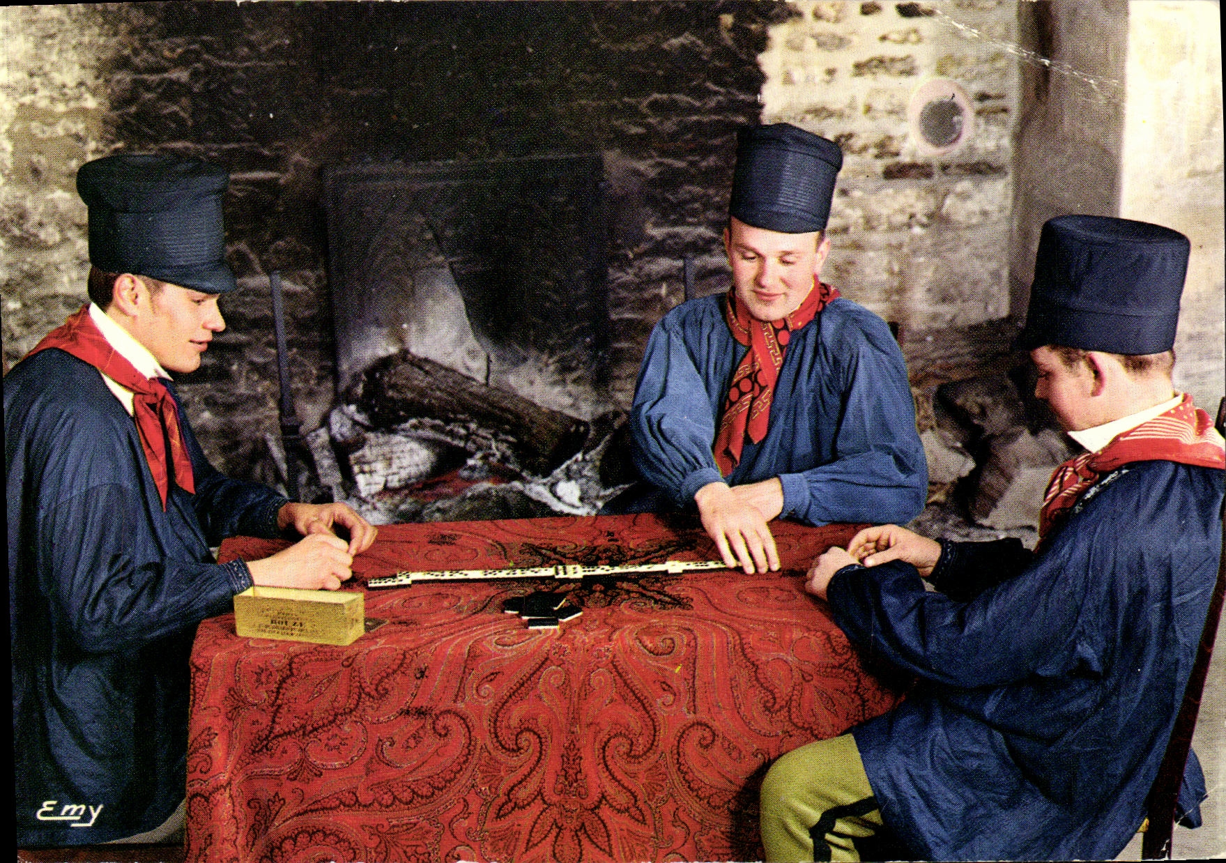 CPM La Normandie Pittoresque Groupe Blaudes et Coiffes de Caen Les joueurs de dominos Folklore