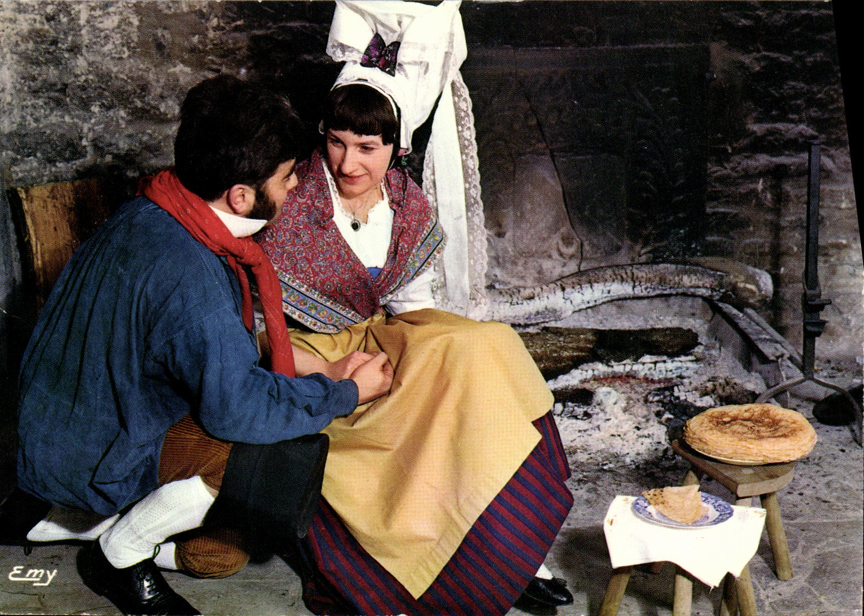 CPM La Normandie Pittoresque Groupe Blaudes et Coiffes de Caen Les amoureux Folklore