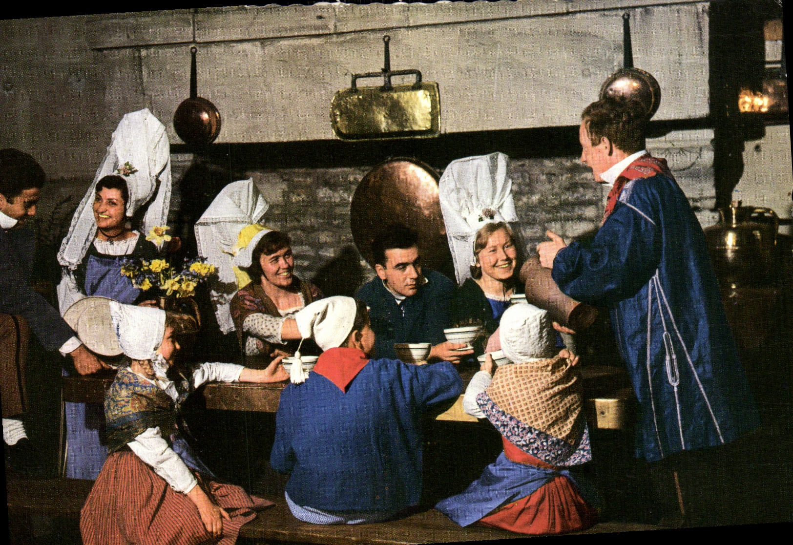 CPM La Normandie Le Gouter Groupe folklorique de Caen Folklore