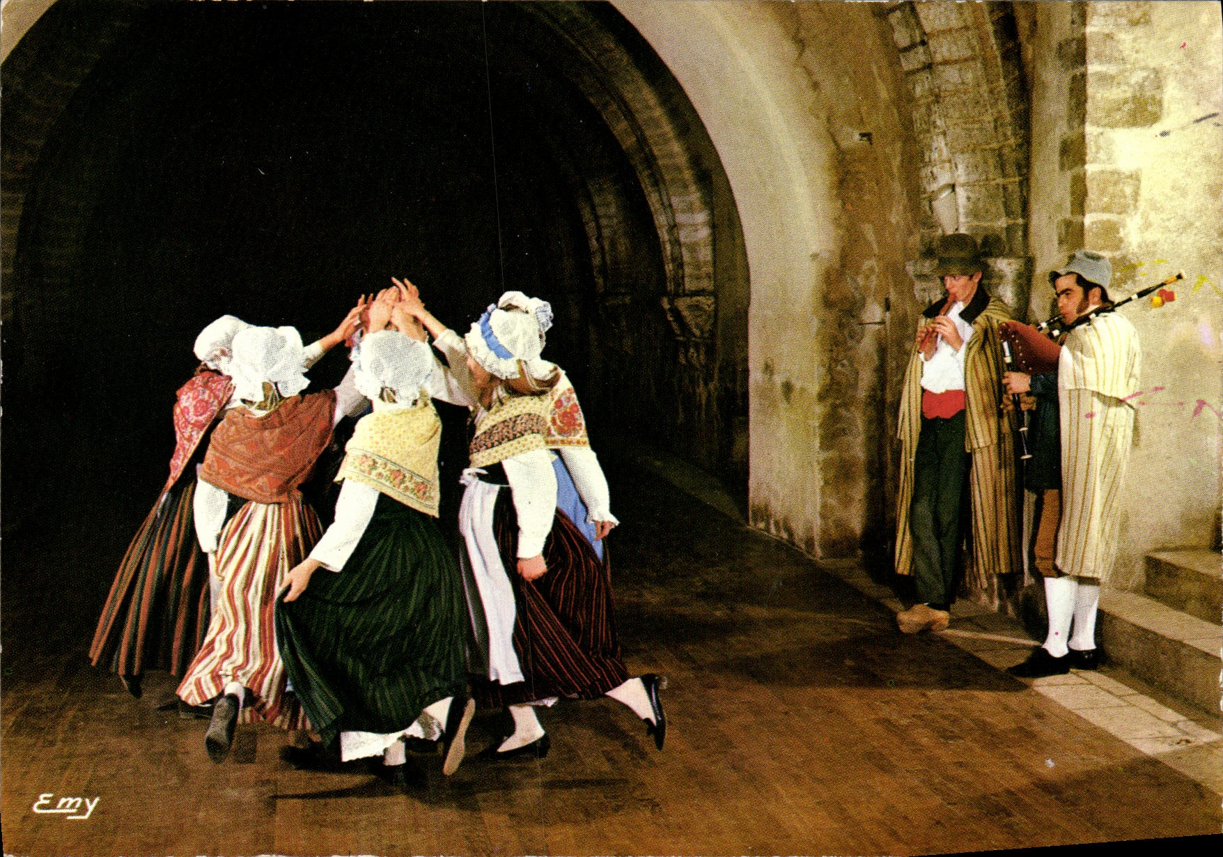 CPM La Normandine Pittoresque Groupe Blaudes et Coeffes de Caen La danse du Cotillon Folklore