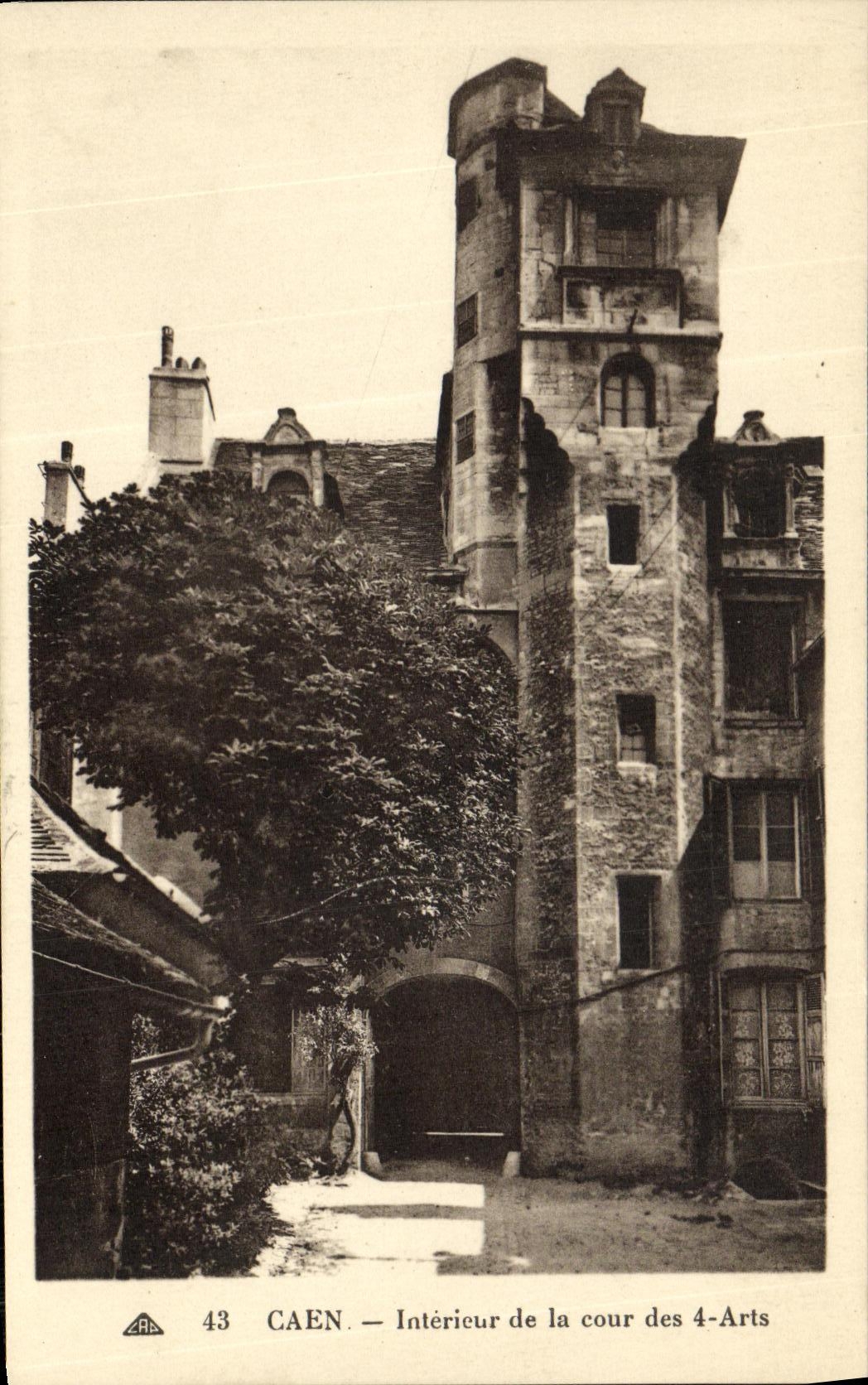 CAEN — Intérieur de la cour des 4-Arts — CPAHIL