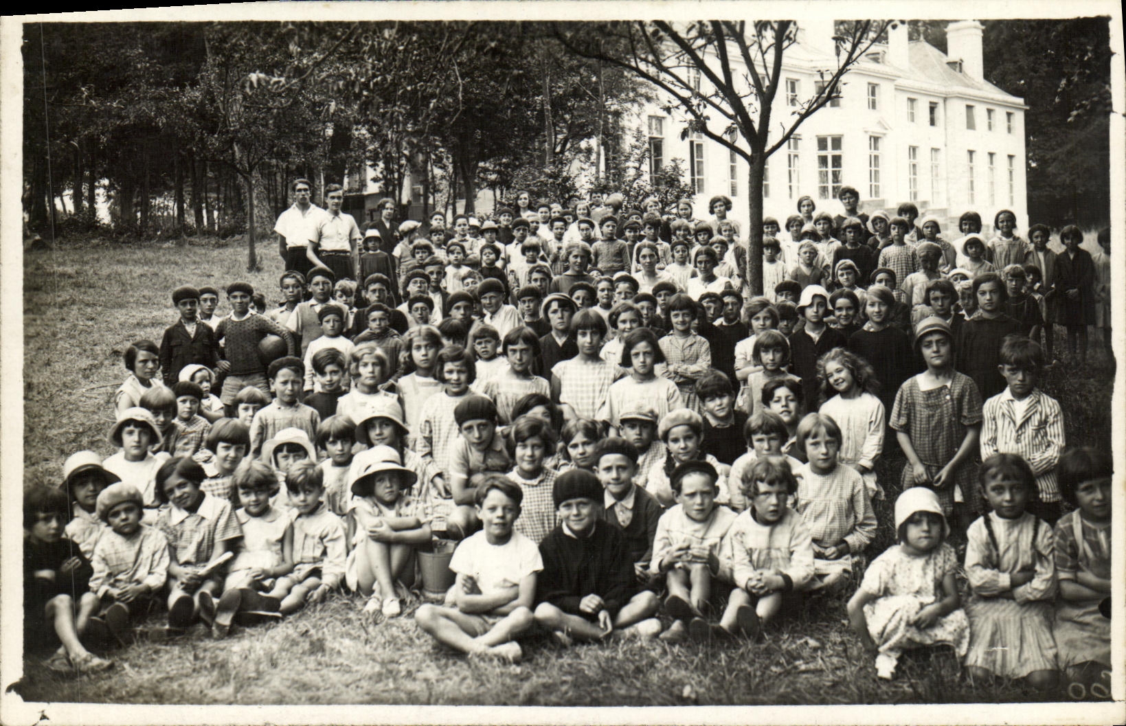 Groupe d'enfants devant un bâtiment — éditeur St-Pierre, Caen