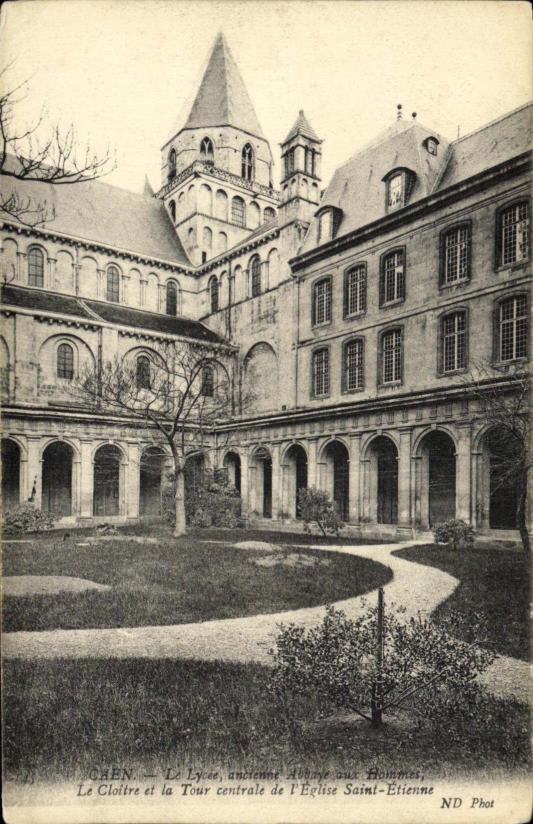 CPA Caen Le Lycee ancienne Abbaye aux Hammes Le Cloitre et la Tour centrale de l Eglise Saint Etienne