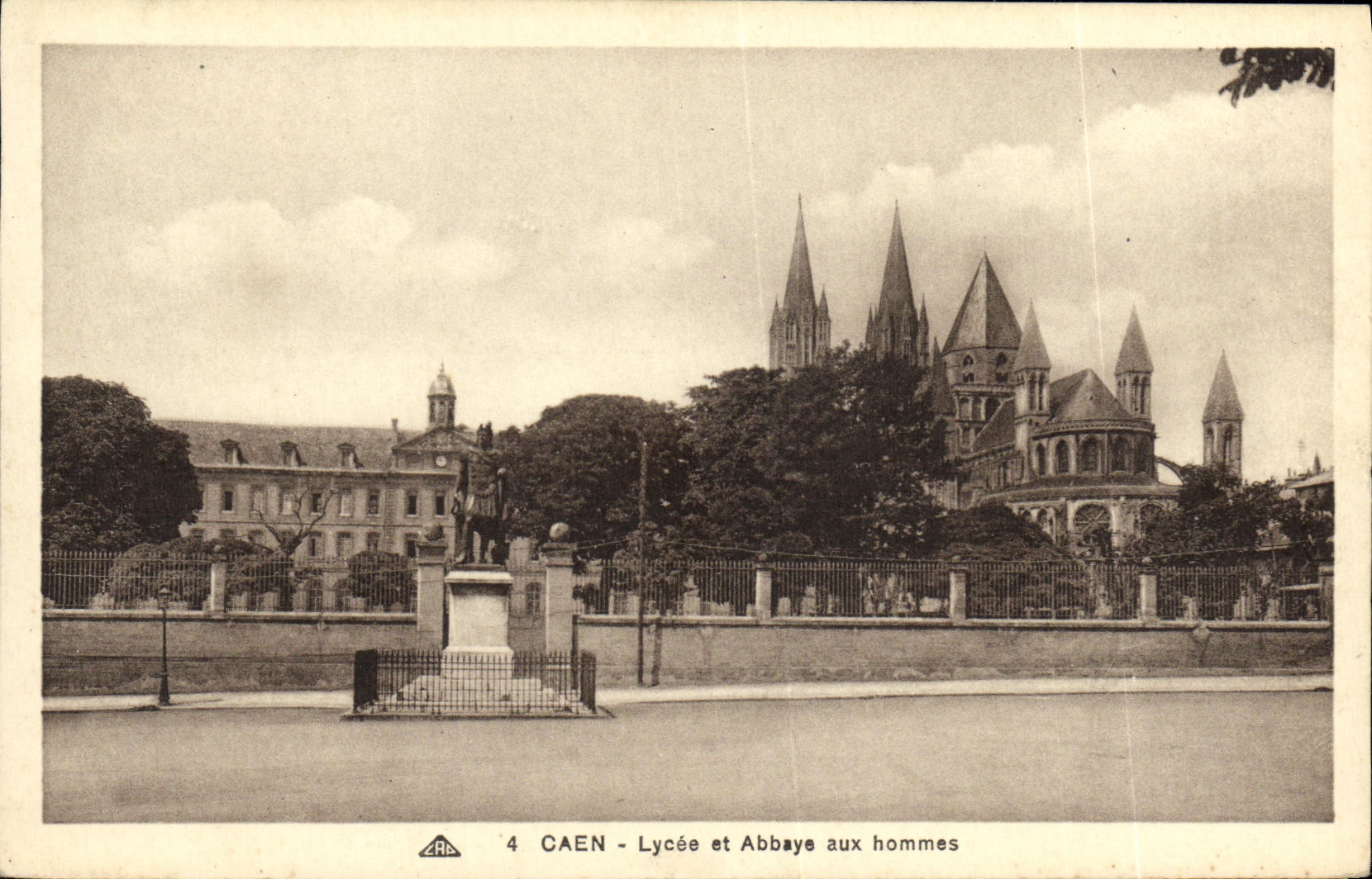 CPA Caen Lycee et Abbaye aux hommes