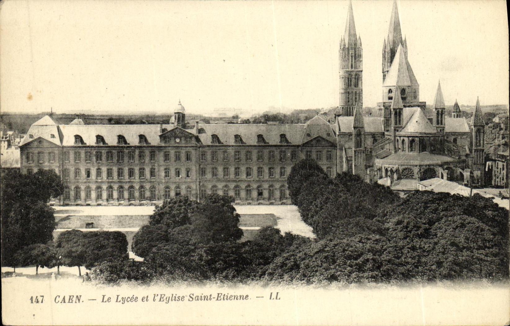 CPA Caen Le Lycee et l Eglise Saint Etienne