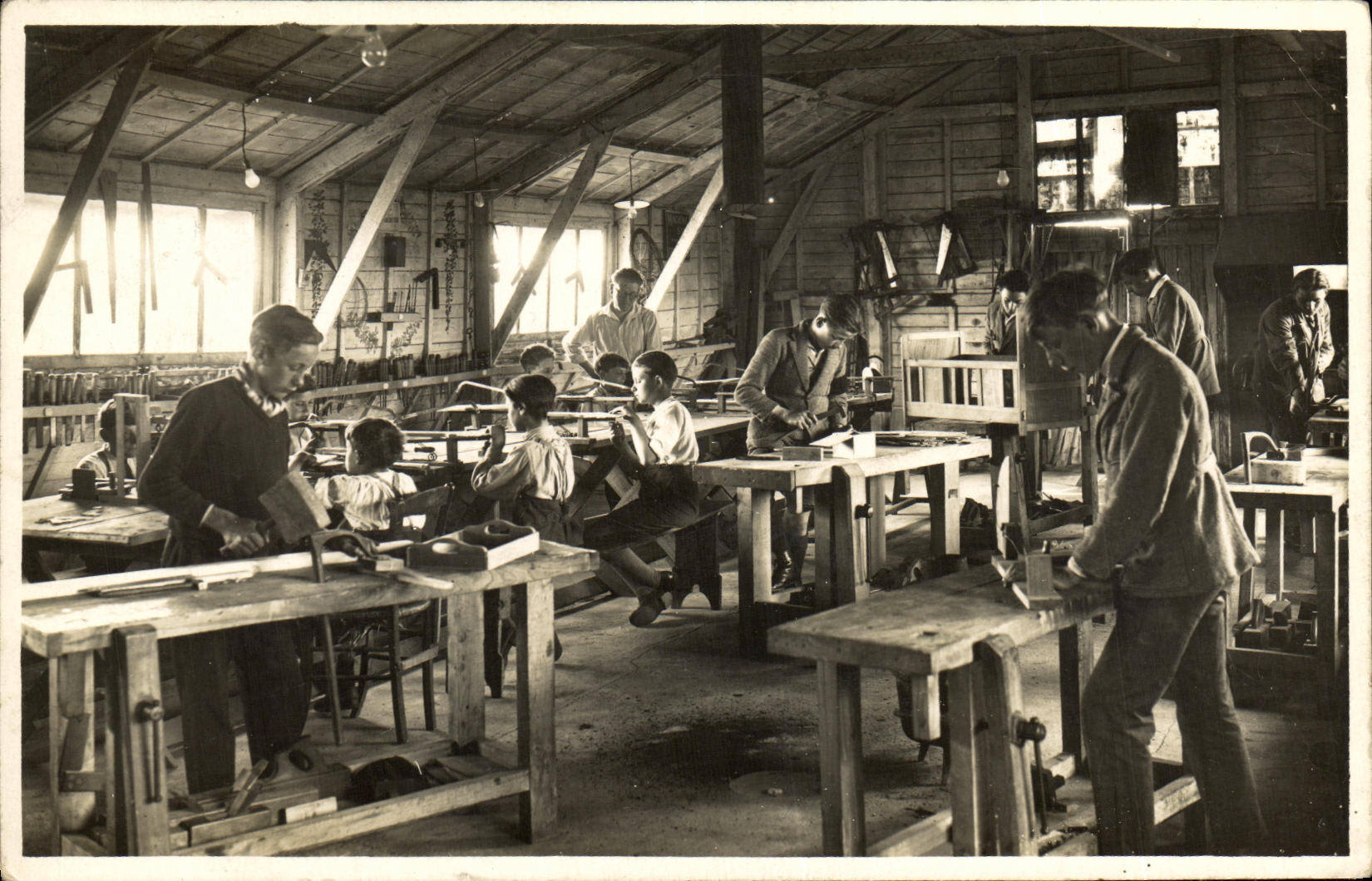 Atelier de menuiserie — jeunes apprentis en cours — Photo St-Pierre, R. DELASSALLE, 13 Rue Hamon - CAEN