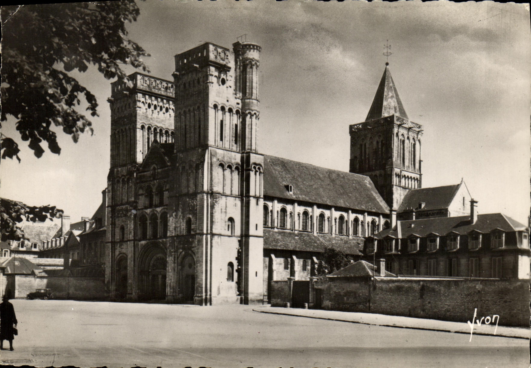CPM Caen Eglise de la Trinite au abbaye aux Dames 