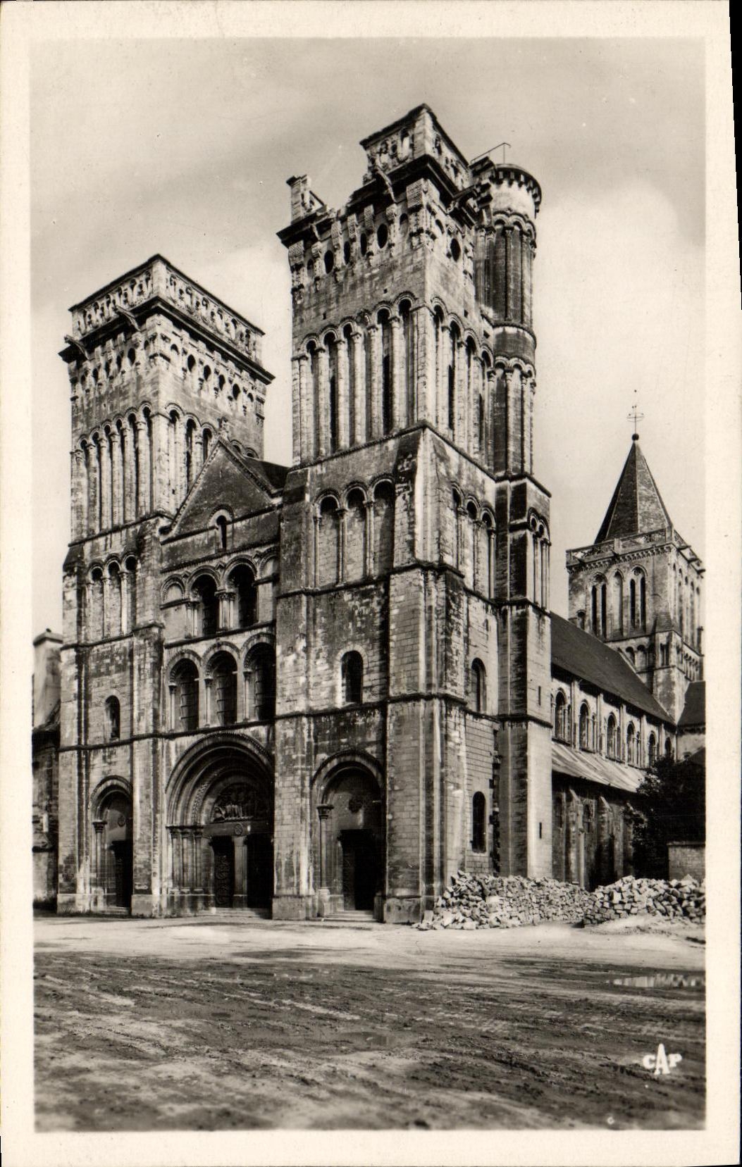 CPSM Caen Facade de L Abbaye aux Dames 