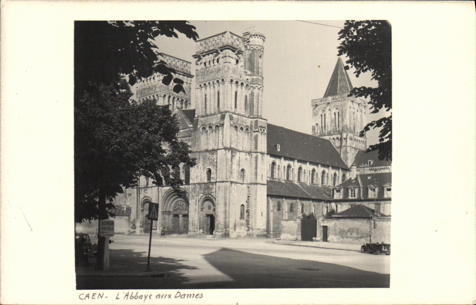 Caen - L'Abbaye aux Dames — vue de l'abbaye avec ses tours et son cloître — éditeur Delaunay, n° de série non visible