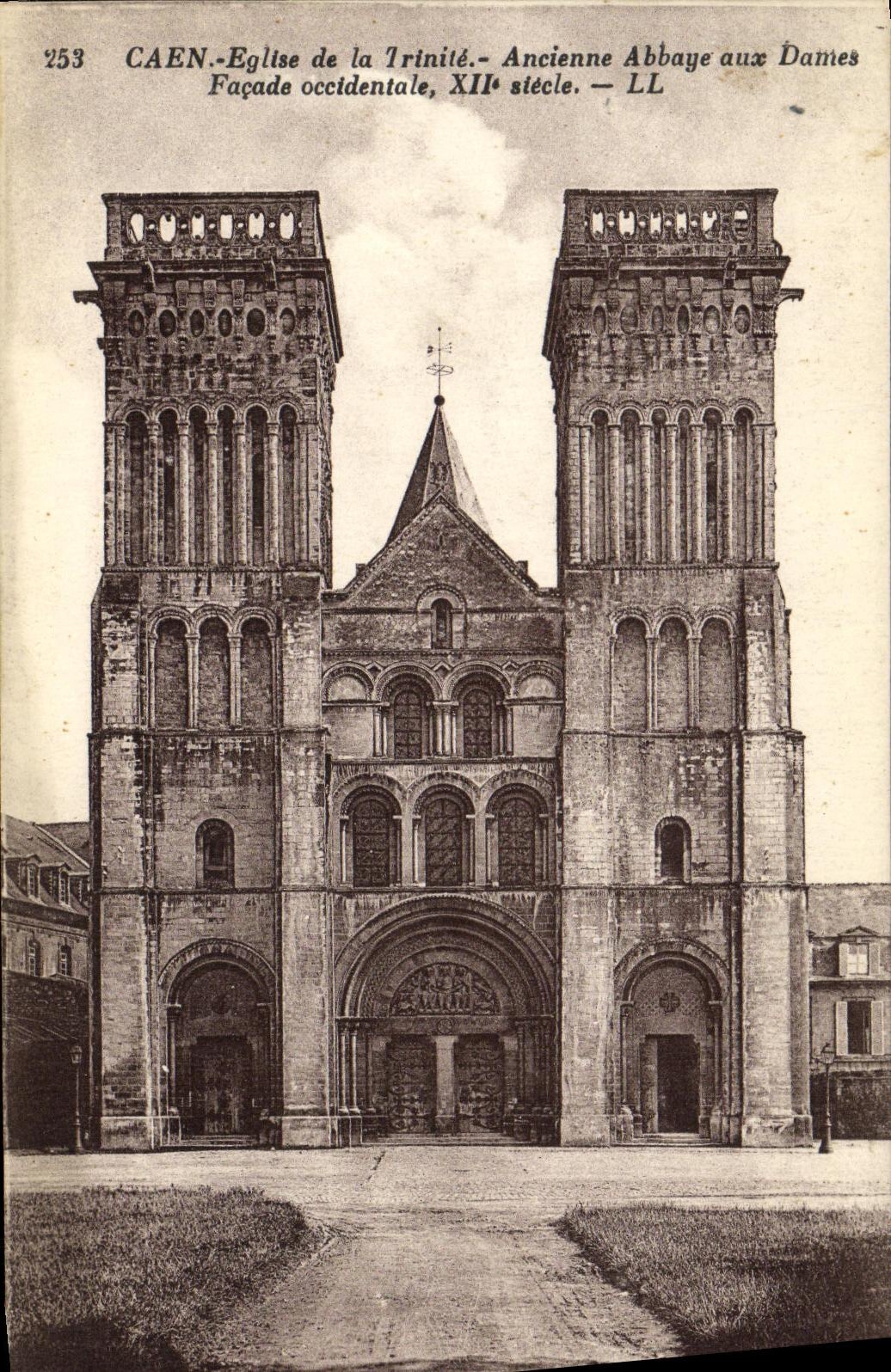 CPA Caen Eglise de la Trinite Ancienne Abbaye aux Dames Facade occidentale Xll e siecle